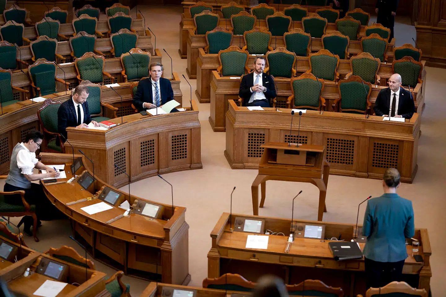 Arkivfoto. Mette Frederiksen, med ryggen til på billedet, vil igen have Folketingets arbejde sat i delvist bero.