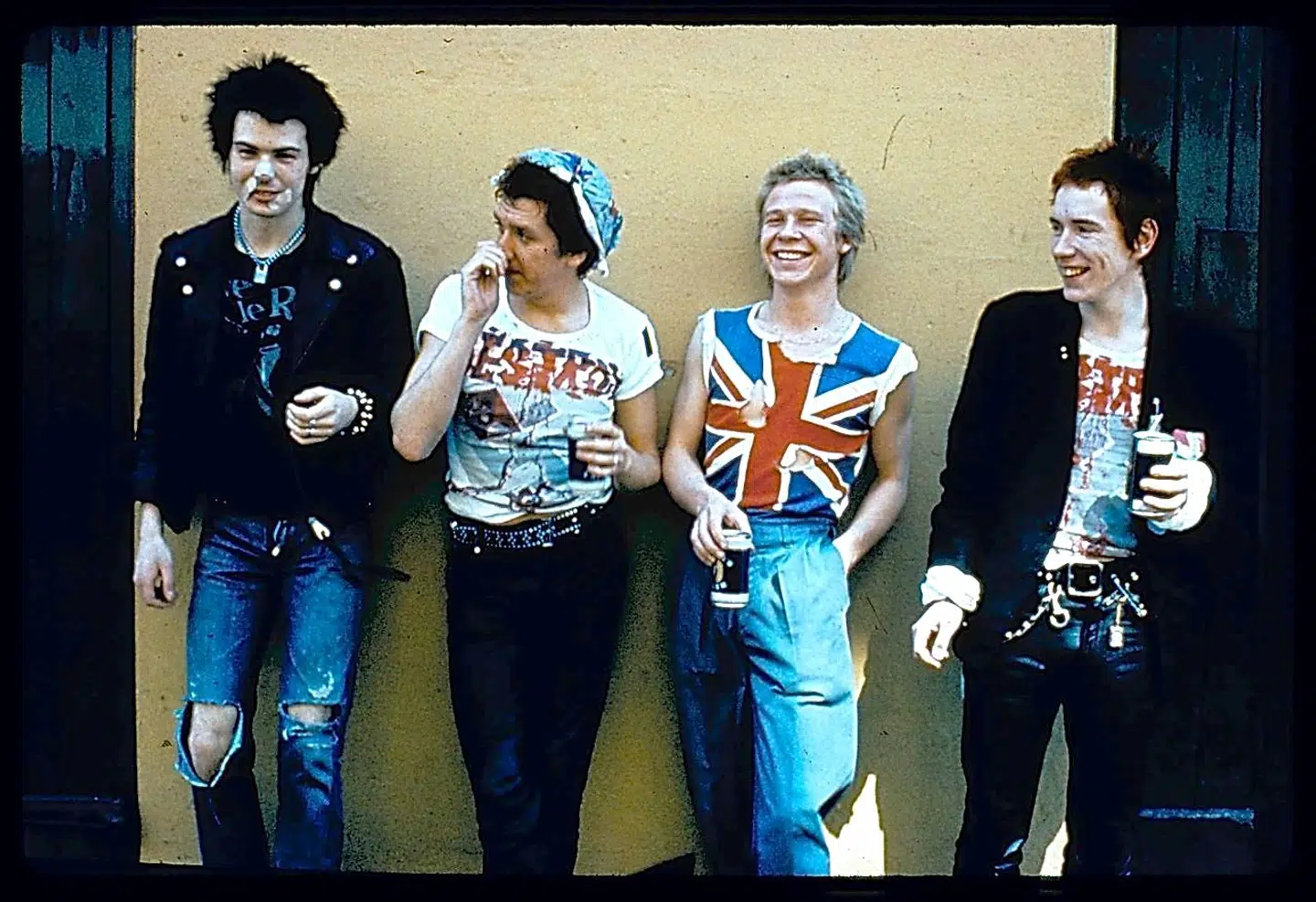 Sex Pistols talte – fra venstre til højre: Sid Vicious, Steve Jones, Paul Cook og Johnny Rotten. En ny tv-serie af Danny Boyle skildrer bandets kortvarige tumultariske levetid.