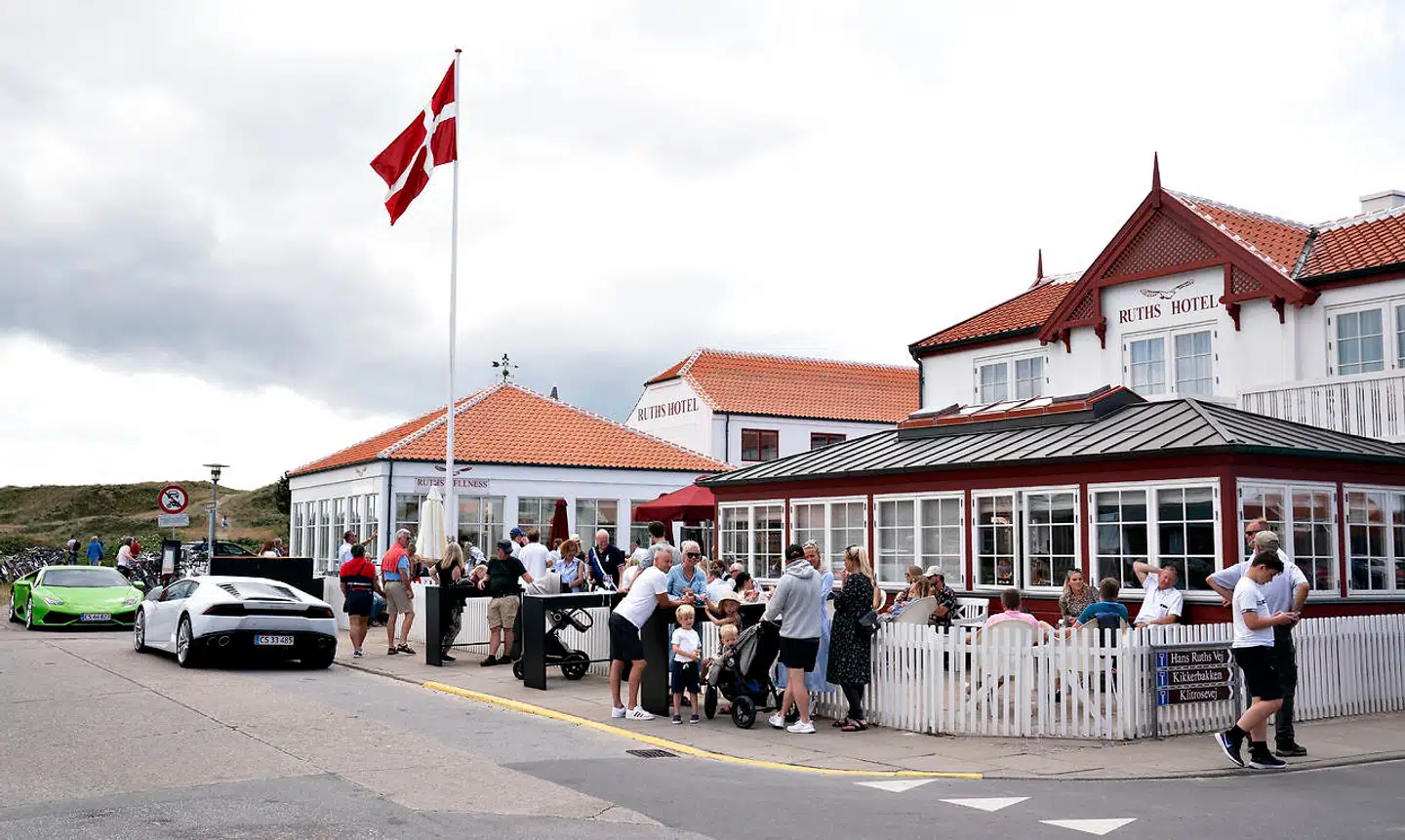 En stor del af Aarhus-netværket af webshop-ejere plejer hvert år at tage deres sportsvogne og køre til Skagen i uge 29, hvor jetsettet indtager byen for at give den gas. Ruths Hotel har ikke nogen forbindelse til netværket.