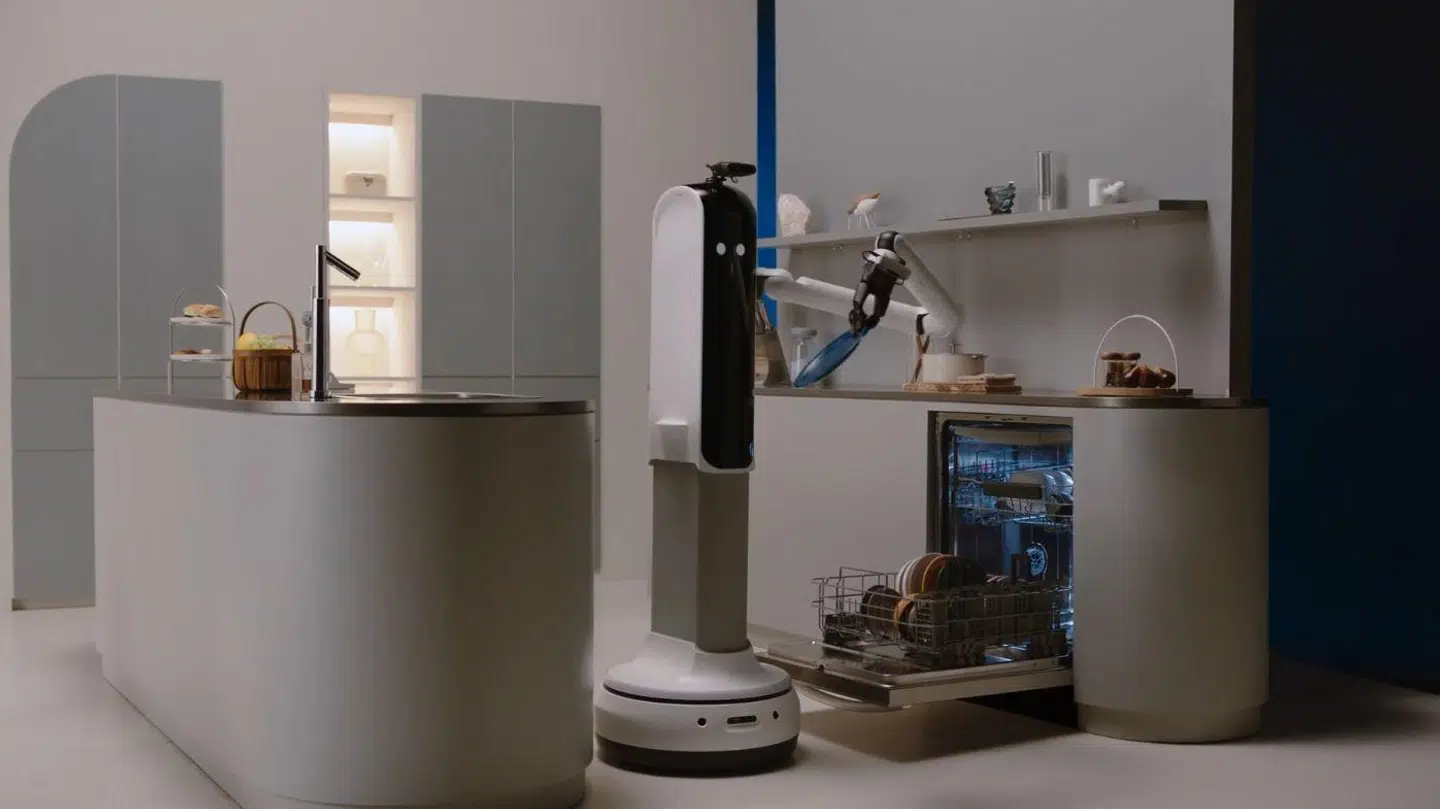 Hjemmet får en hjælpende hånd af Samsungs nye robot, Bot Handy, der her sætter beskidte tallerkener i opvaskemaskinen.