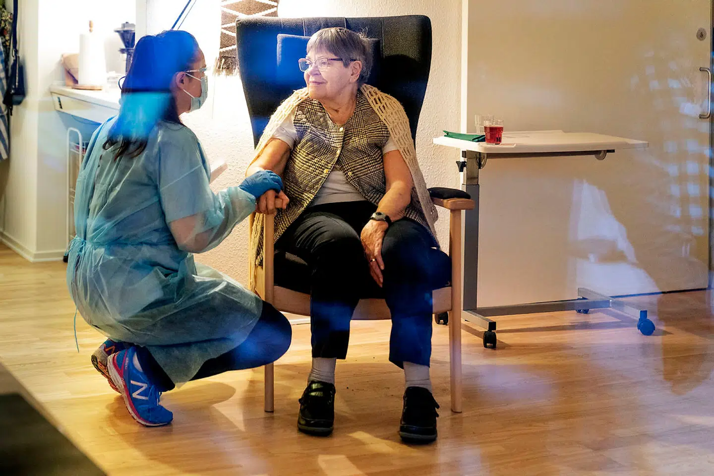 85-årige Else Madsen fra Plejecenter Blomstergården i Slagelse ser til i taknemmelighed. Søndag 27. december fik hun sin første vaccination mod covid-19. 65 ekstremt sårbare, blinde og svagtseende gamle med en gennemsnitsalder på 90 år på et plejehjem i Farum har endnu ikke fået første stik.