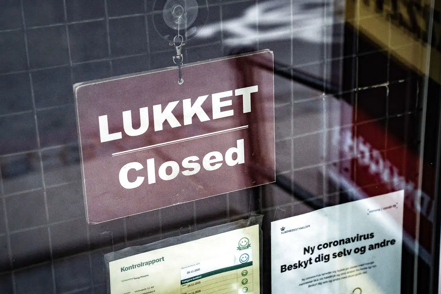 Caféer, barer og restauranter over hele landet er i øjeblikket lukket som følge af coronarestriktioner, der foreløbigt varer indtil 17. januar. De ventes dog at blive forlænget, har statsminister Mette Frederiksen oplyst.