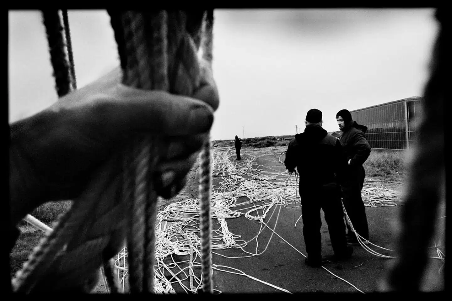 Arkivfoto. Fem trawlvindere arbejder på diget i Thyborøn Havn med at få styr på sammenfiltret fiskegarn fra fiskekuteren »Gitte Hænning«.