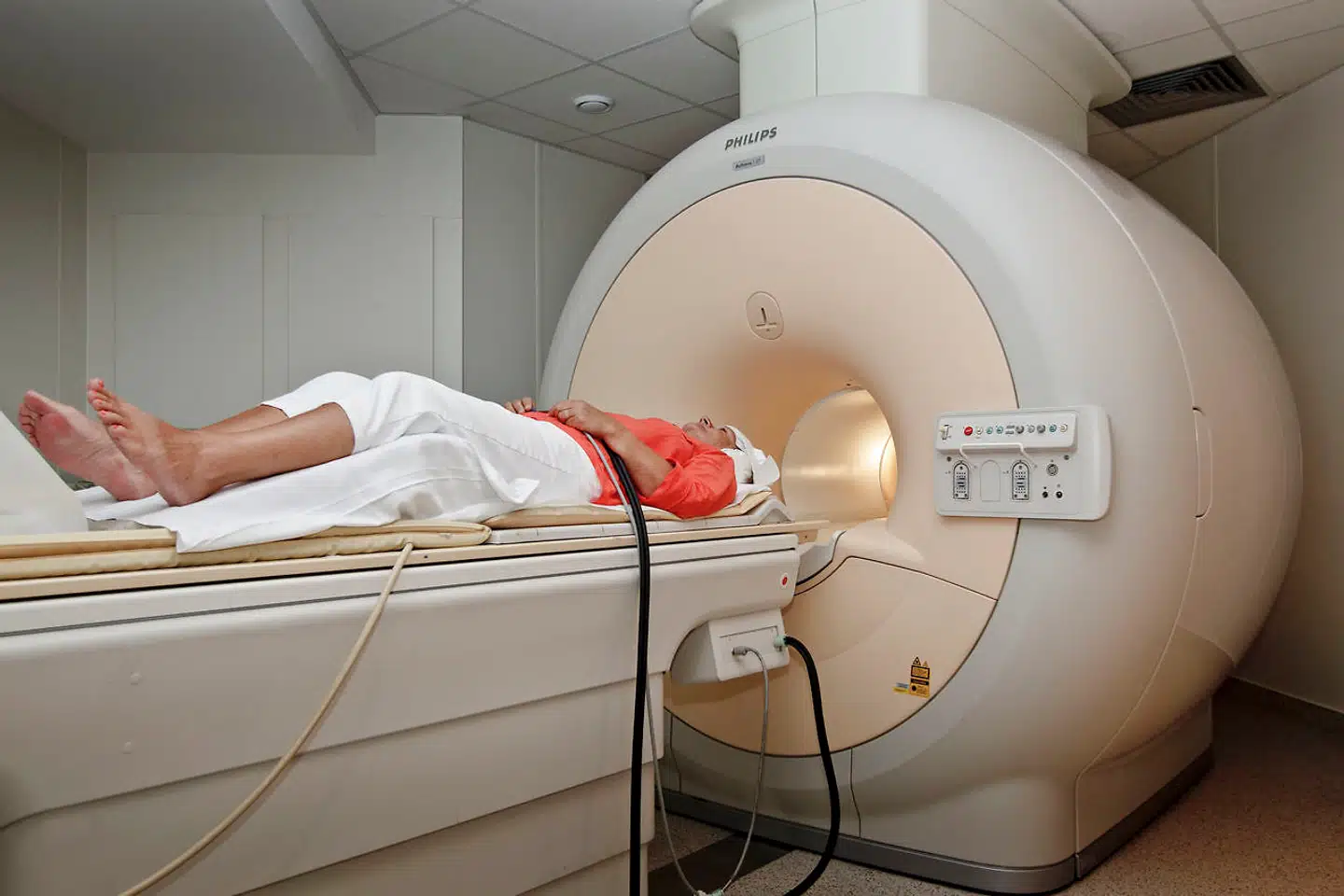 »Vi balancerer på en knivsæg her. På en side vil vi gerne forebygge og forudsige sygdom, men omvendt skal vi passe gevaldigt på risikoen for overtesting, overdiagnosticering og overbehandling (og overbetaling),« skriver Andreas Pihl om det øgede udbud af MR-scanninger. (Arkivfoto)