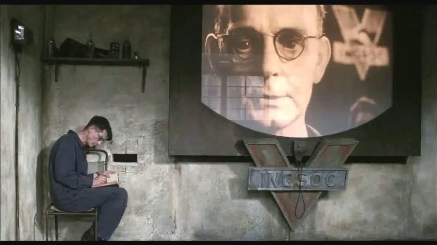 Foto fra filmatiseringen af »1984« med John Hurt i hovedrollen som Winston Smith.