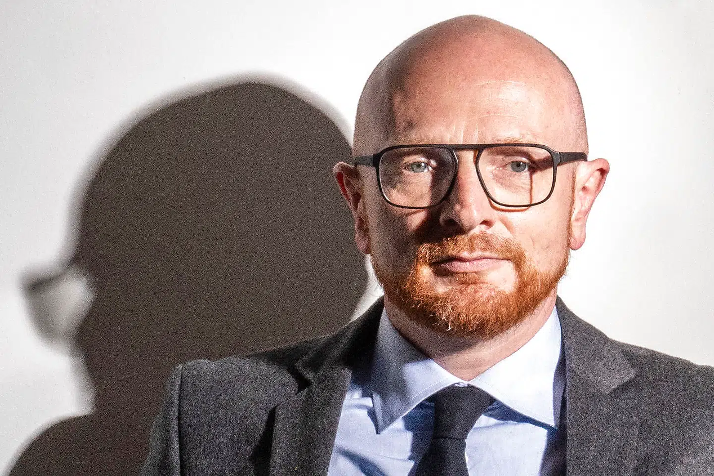 »Som forfatteren Umberto Eco har bemærket, er to tredjedele af »1984« »ikke en negativ utopi, men faktisk historie,« påpeger Mads Brügger.