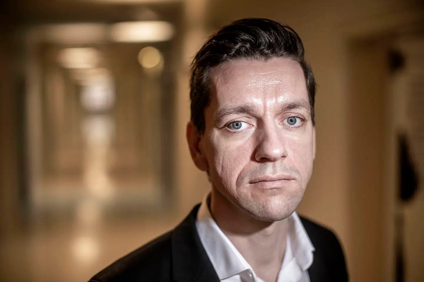 »Man ser det jo også i virkelighedens diktaturer, hvor man på overfladen tvinger folk til ensretningen, mens der under overfladen alligevel er en helt anden skjult og sejlivet virkelighed, der repræsenterer håbet,« siger Kaare Dybvad Bek.