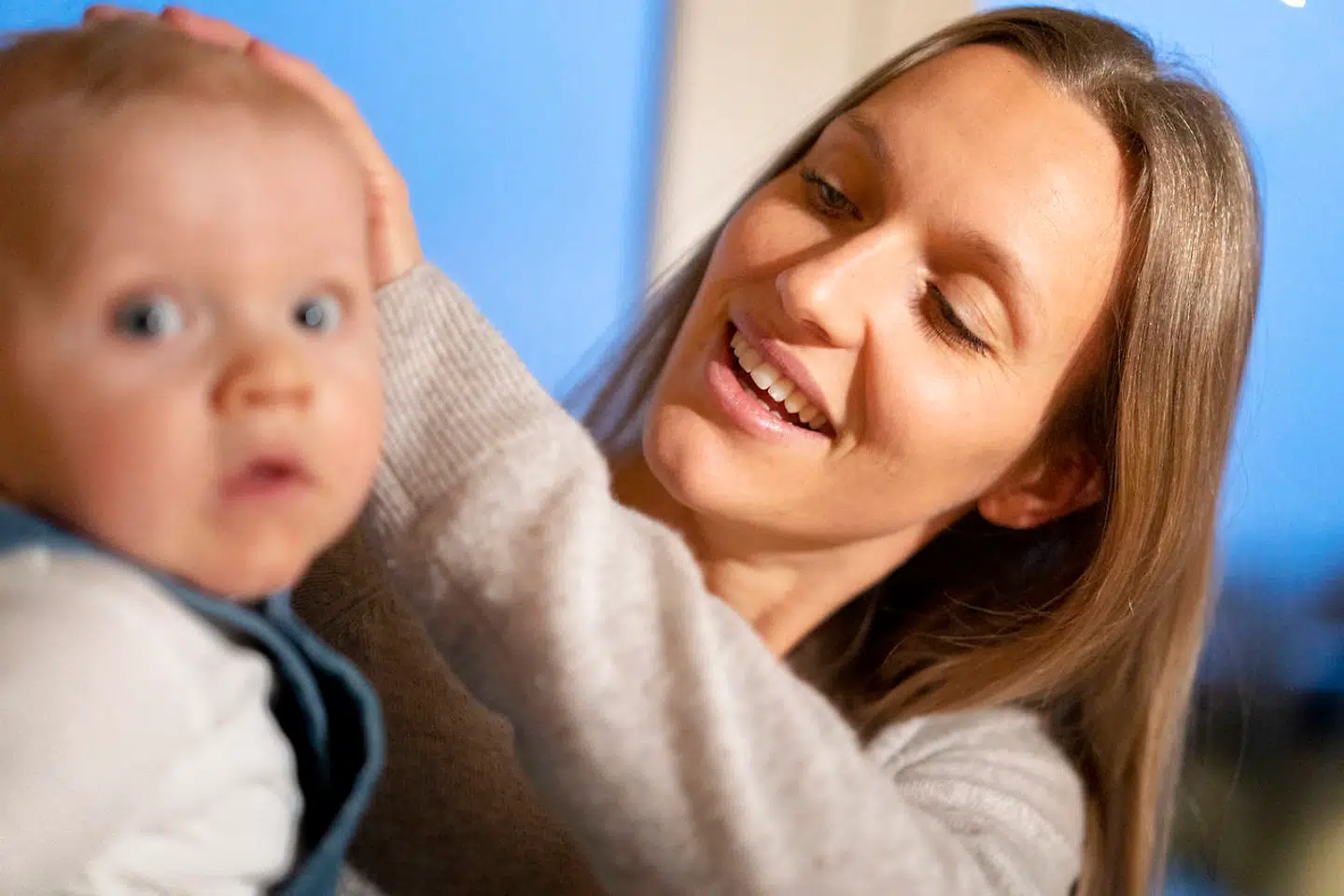 »Vores søn kom til verden efter en ukompliceret fødsel i juni 2020. Det var en stor tryghed for os at vide, at det var muligt at blive på barselsgangen i 48 timer efter en ukompliceret fødsel. Vi ville med stor sandsynlighed have tusindvis af spørgsmål og bekymringer. Med begrundelsen »fødslen var ukompliceret, og amningen er etableret«, blev vi alligevel sendt hjem allerede efter blot 24 timer,« skriver Anne Sophie K. Harboe, hvis søn senere måtte indlægges. Hun er stærkt kritisk overfor, at Hvidovre Hospital vil sende førstegangsfødende hjem otte timer efter fødslen, hvis de har haft en ukompliceret fødsel.