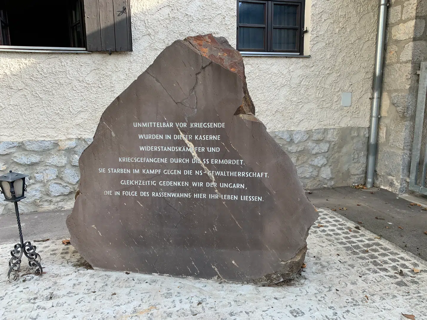 På kasernen i Graz står i dag en mindesten over massehenrettelsen 2. april. »Umiddelbart før krigens afslutning blev på denne kaserne modstandsfolk og krigsfanger myrdet af SS-soldater,« står der blandt andet.