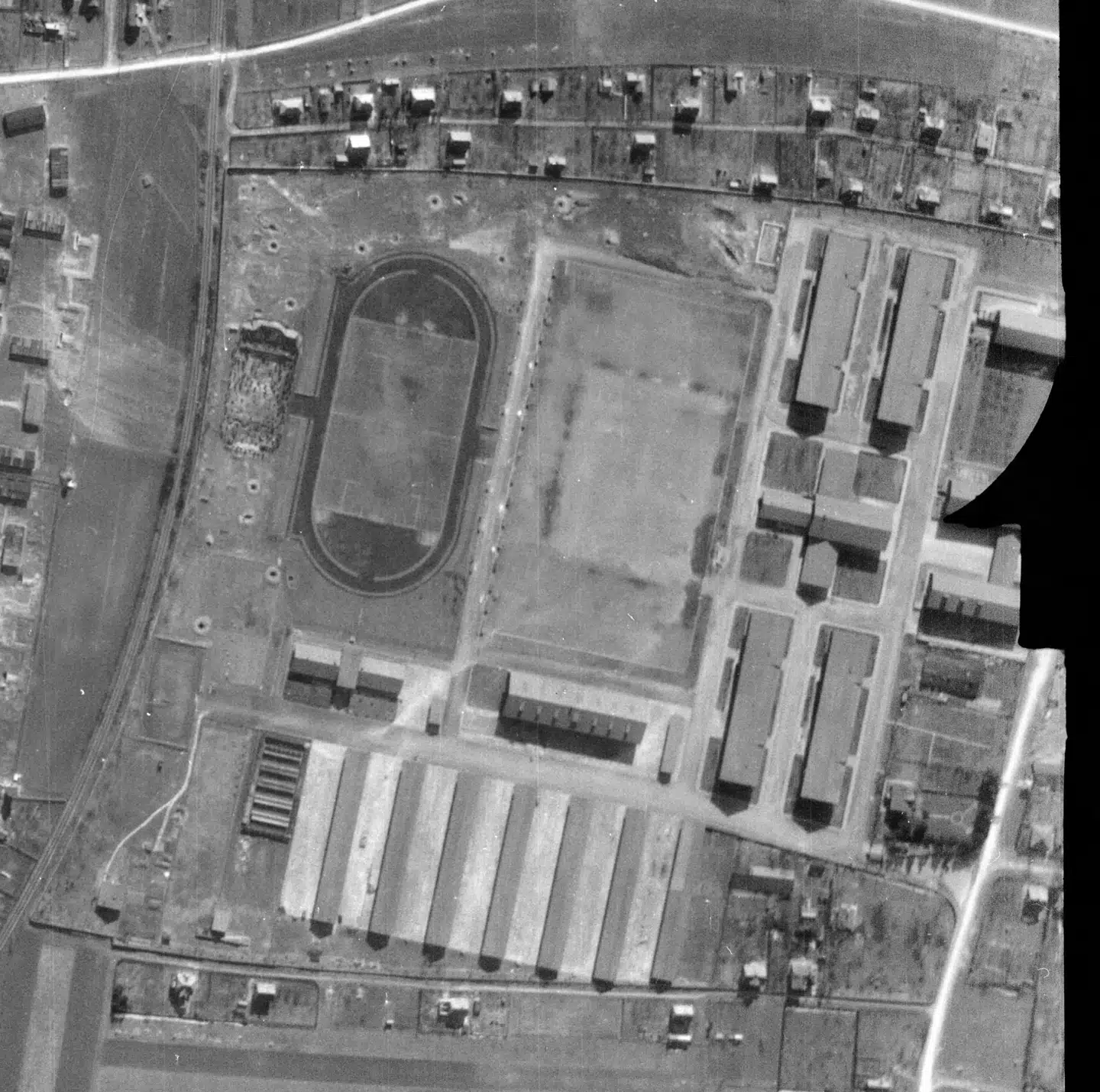 Et luftfoto fra 1945 af kasernen i Graz. Midt i billedet ses sportspladsen. Ved siden af er den ovale boldbane, hvor henrettelserne fandt sted. Omkring boldbanen ses de bombekratere, hvor ligene blev begravet.
