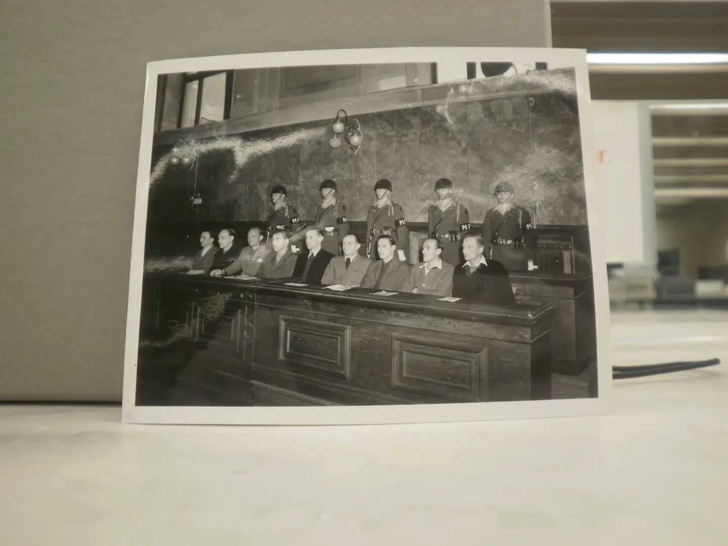 Yderst til venstre i billedet ses SS-Sturmbannführer Wilhelm Schweitzer under retssagen efter krigen.