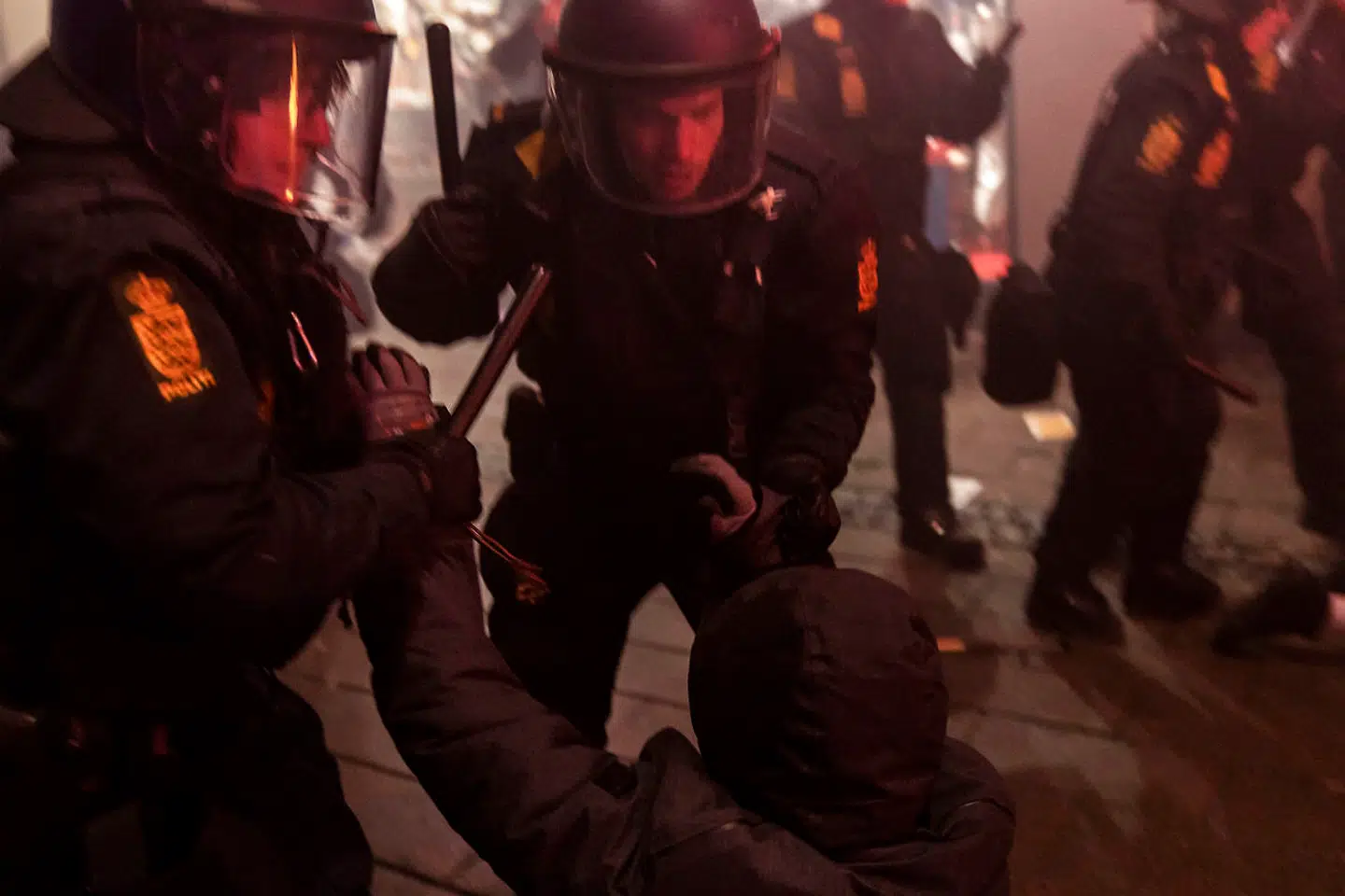 Flere gange trak politiet knipler, når de ville sprede demonstranter, eller foretage anholdelser.