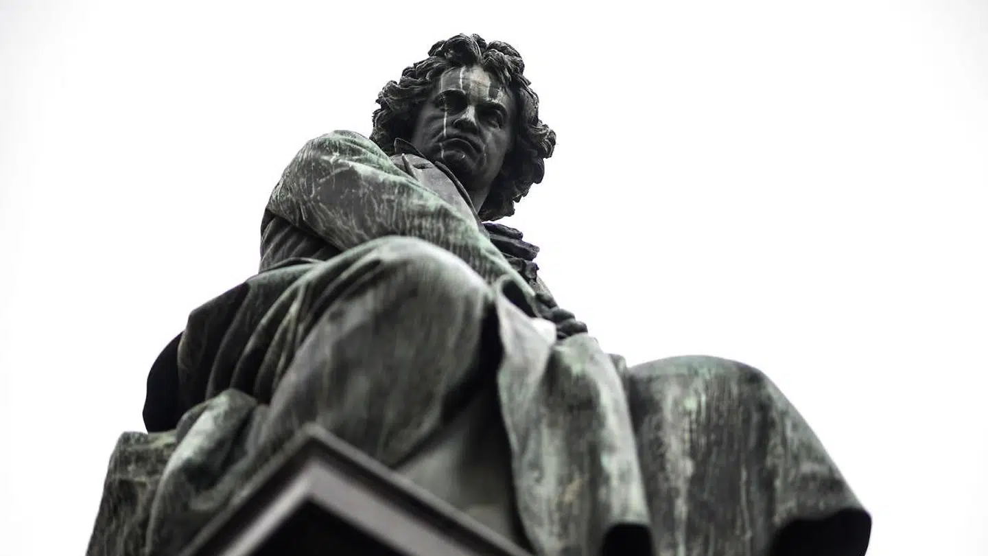 Ludwig van Beethoven er mere eller mindre synligt til stede i »Otmas sønner«. Caspar von Zumbusch oppustede Beethoven-monument i det centrale Wien er indbegrebet af 1800-tallets romantiske opfattelse af den geniale komponist.