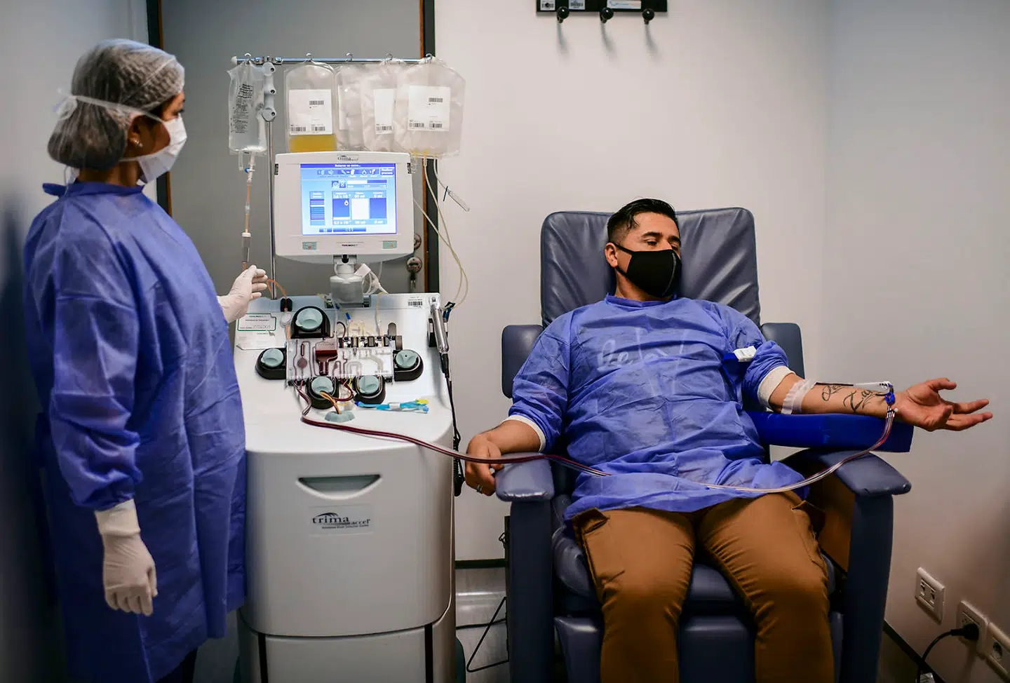 En mand donerer blodplasma på El Cruce-hospitalet i Buenos Aires-kvarteret Florencio Varela.