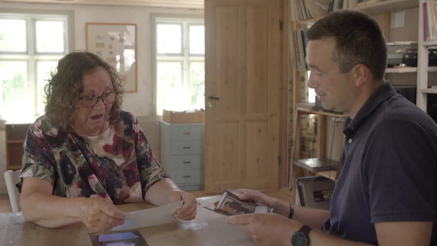 Martin Magnussen følger i fodsporet på den danske SS-soldat Johan Bjarnhof. Det er dennes datter, Pernille Bjarnhof Storm, der ses til venstre og Martin Magnussen til højre.