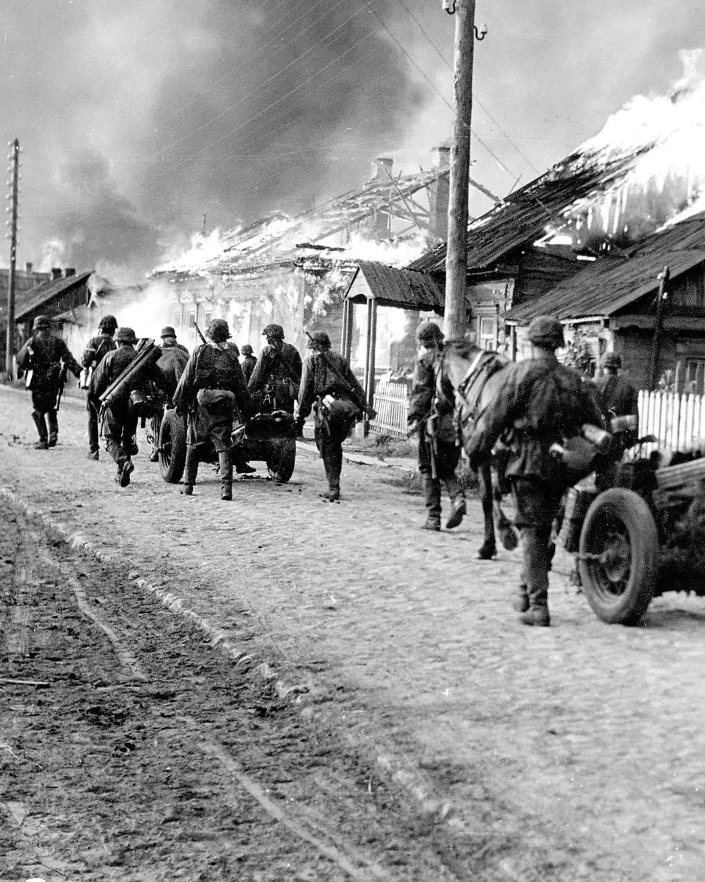 900 danskere havde allerede i juni 1941 meldt sig til Waffen-SS, men kun 75 af dem nåede at komme med fra starten i Operation Barbarossa – invasionen af Sovjetunionen. Undervejs blev mange landsbyer udslettet af enten de fremrykkende tyskere eller af russerne i et uorganiseret tilbagetog.