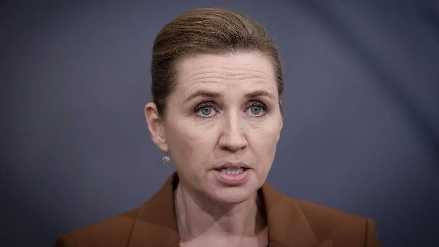 »Det er rigtig, rigtig godt,« at smittetallene er faldende, sagde Mette Frederiksen fredag. Men beregninger fra Statens Serum Institut viser, hvordan den engelske, mere smitsomme virusvariant kan få smitten til at stige voldsomt.