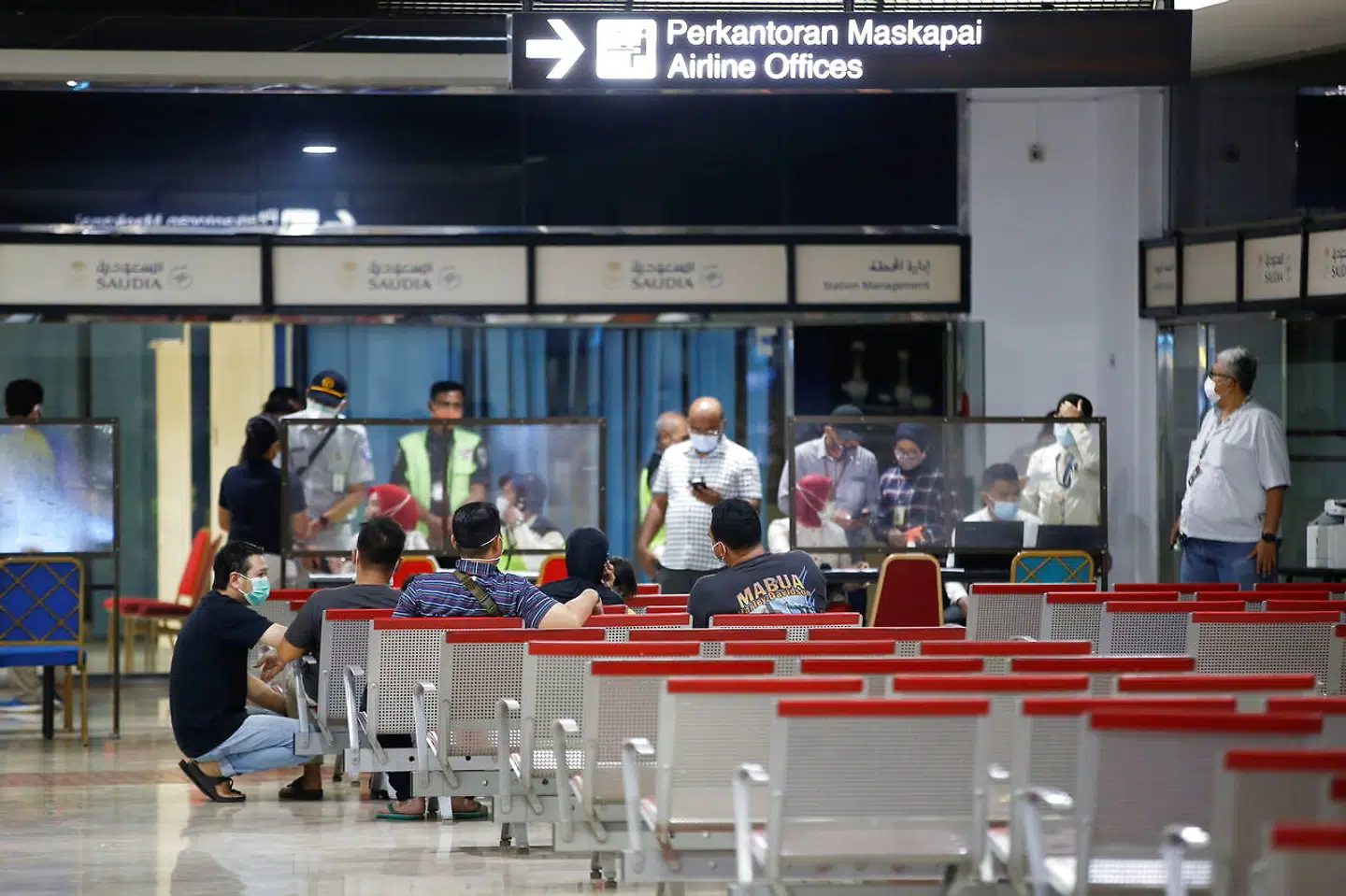 Der er blevet sat et midlertidigt krisecentre op i terminalen ved den internationale lufthavn Soekarno-Hatta i Indonesien, hvor luftfartsmyndigheder lørdag mistede kontakten til et passagerfly. Der er senere fundet vragrester, som formodes at stamme fra flyet.
