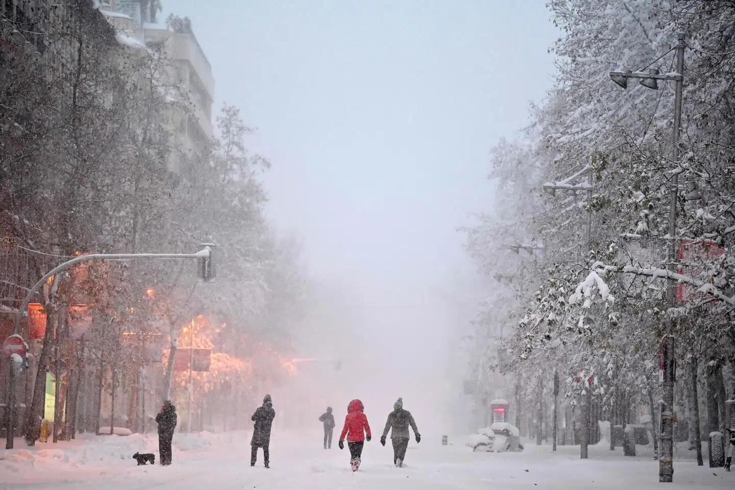 Borgere i Spanien vandrer rundt i snelandskabet. Gabriel Bouys/Ritzau Scanpix