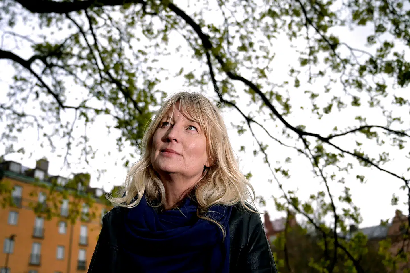 Karin Smirnoff er født i 1964 i Umeå. Hun har tidligere arbejdet som journalist, men overtog i 2013 en tømmerhandel i Piteå. I 2017-2019 læste hun Litterär gestaltning ved Lunds Universitet og skrev i den forbindelse sin debutroman »Jeg tog ned til bror«.