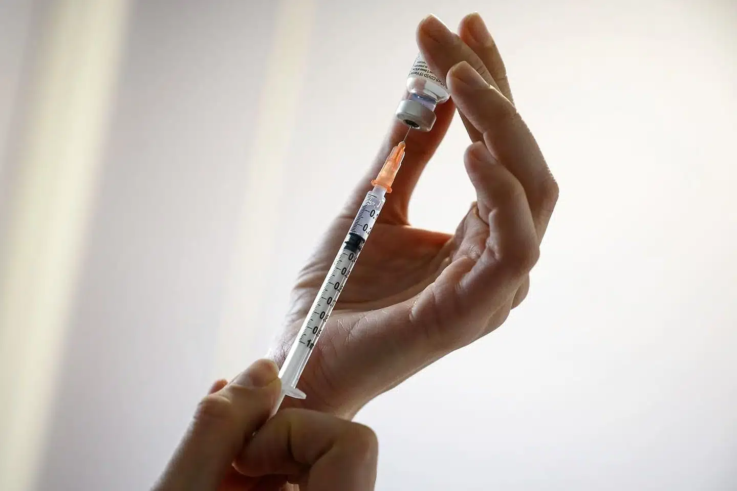 Sundhedsstyrelsen forventer, at alle danskere er vaccineret med andet stik senest den 27. juni. Det fremgår af en vaccinationskalender på styrelsens hjemmeside.