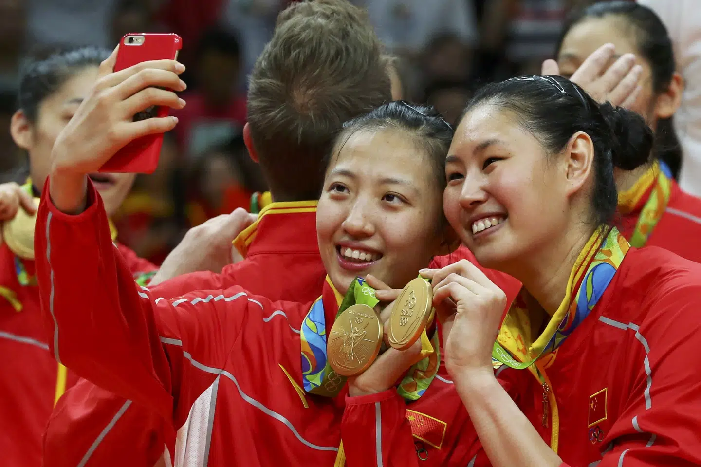 Kina sluttede som nummer tre i medaljetabellen ved OL i 2016. Her er det blevet til guld i volleyball. (arkivfoto) Yves Herman/Reuters