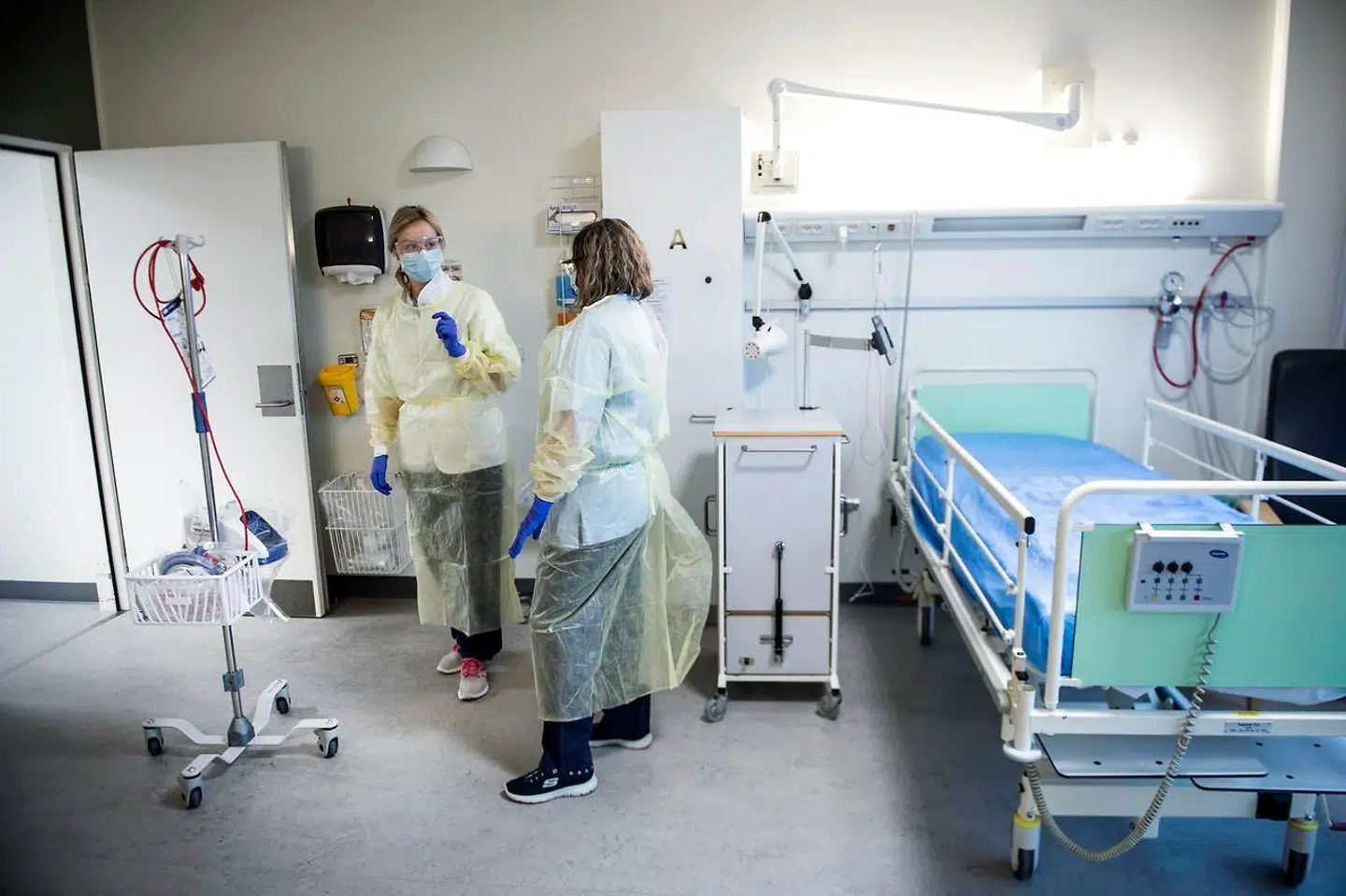 Nyt covid-afsnit åbner på Svendborg Sygehus fredag den 8. januar 2021.De første patienter kan blive indlagt fra den kommende uge. Afdelingssygeplejerske Lone Nielsen og Klinisk sygeplejerske Natassia Juul tjekker op på stuen.. (Foto: Tim Kildeborg Jensen/Ritzau Scanpix)