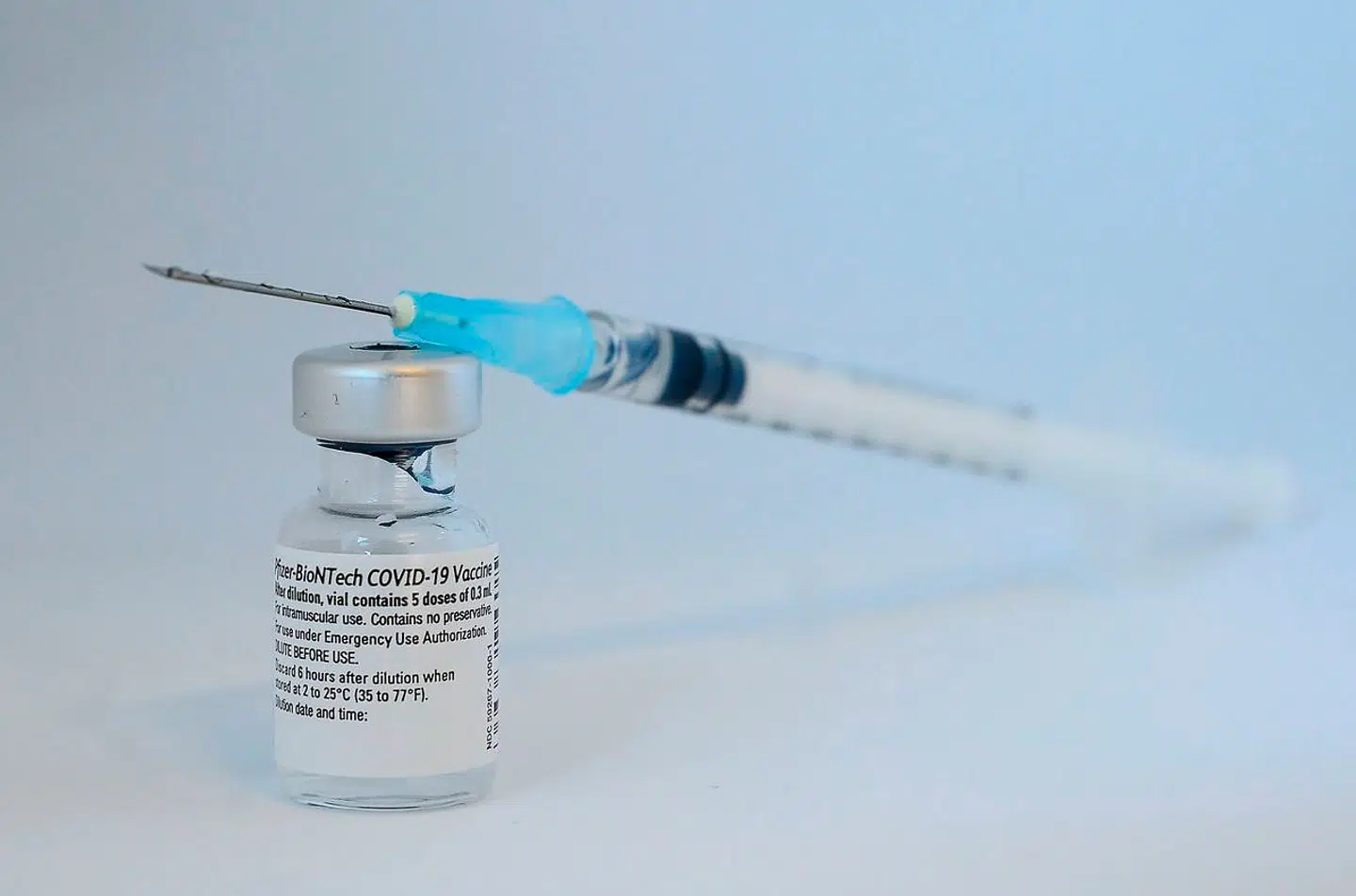 Det er coronavaccinen fra producenterne BioNTech og Pfizer, der allerede er godkendt og kan masseproduceres, som EU har sikret sig yderligere doser af.