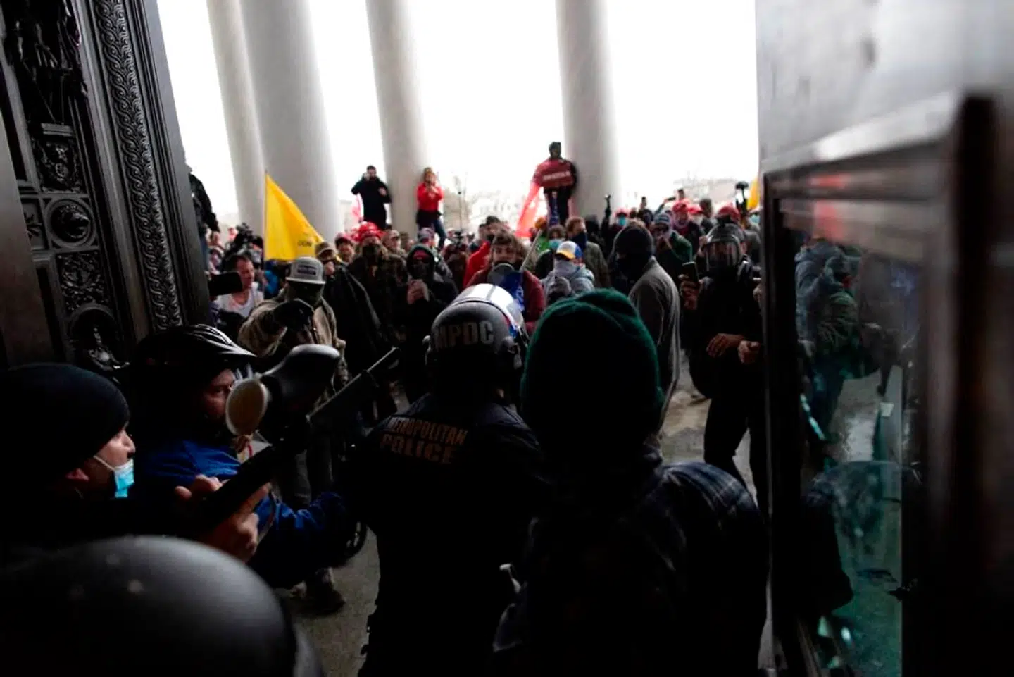Betjente forsøgte at stoppe demonstranter, der er brød ind i Kongressen.