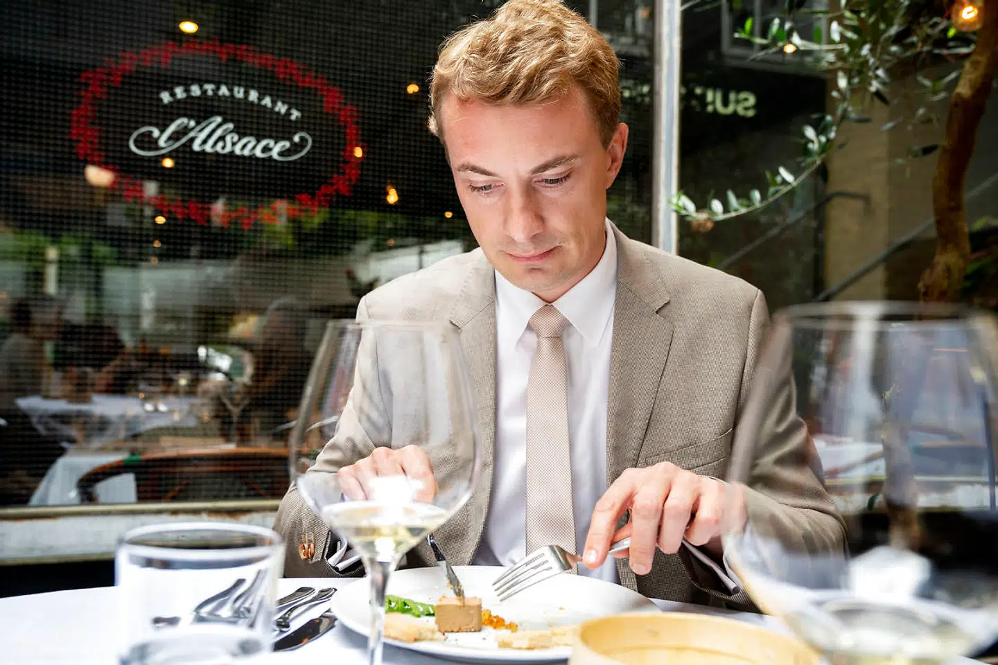 Morten Messerschmidt spiser foie gras under et interview med Søren Frank i fjor på restaurant Alsace.