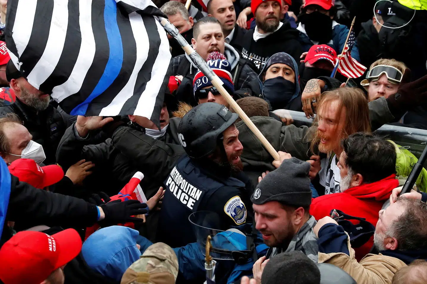 Voldsomt sammenstød mellem politi og Trump-tilhængerne ude foran Kongressen.