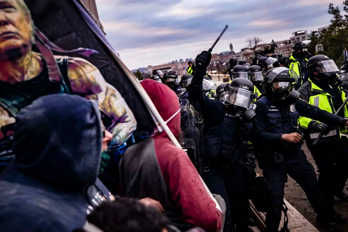 Politiet forsøger forgæves at få masserne tilbage og kontrol over situationen.