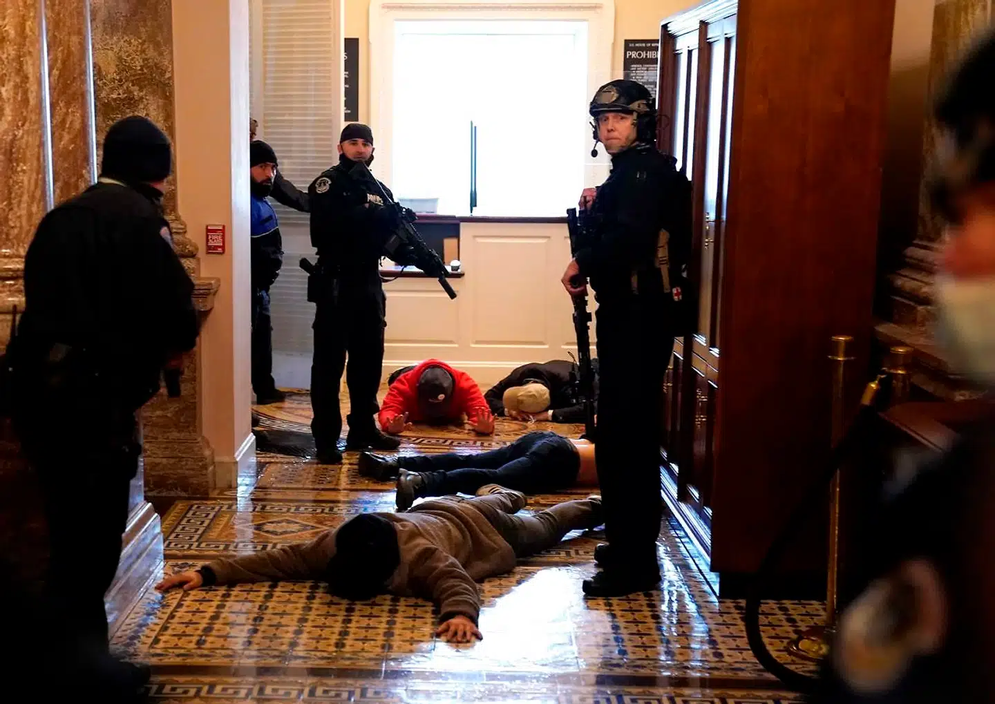 Flere demonstranter bliver tilbageholdt i kongresbygningen U.S. Capitol efter at have trængt ind i protest mod valgresultatet.