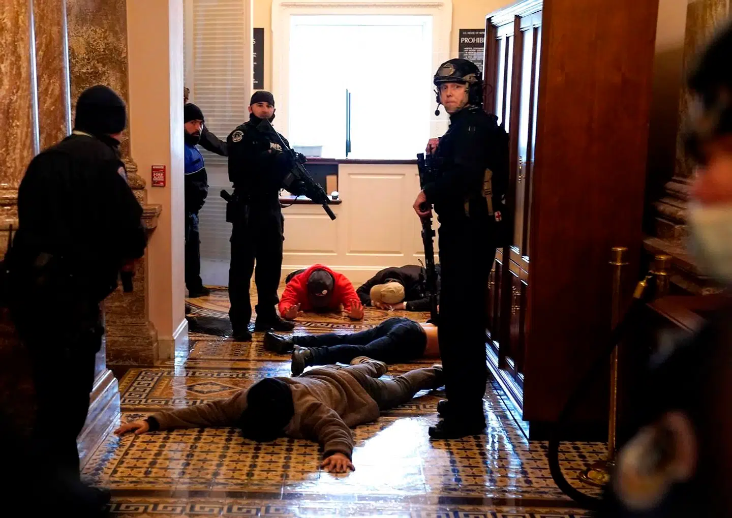 Betjente tilbageholder demonstranter, der er brudt ind i Kongressen. Mindst 13 personer er blevet anholdt under selve urolighederne.