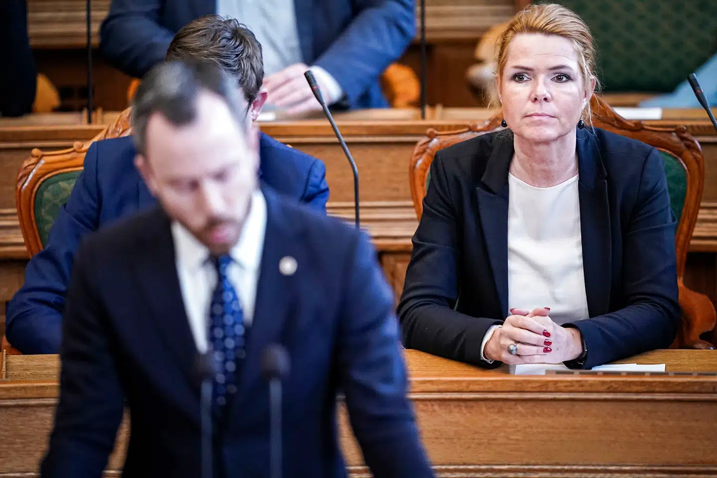 »Man står i kviksandet mellem jura og politik, og hvis man ikke virkelig passer på nu, hælder man også beton derned. Så vil kviksandet suge os ned, mens betonen gør, at vi ikke kan komme op igen,« siger tidligere forsvarsminister, folketingsmedlem og regionsrådsformand Carl Holst (V) om situationen i sit parti. Til højre Inger Støjberg og i forgrunden partiformand Jakob Ellemann-Jensen.