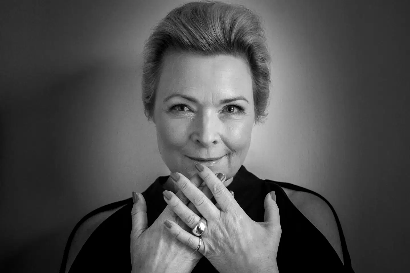 »Med enkle greb viser Helle os forskellen på at ønske sig fri og at være fri. Hvordan fortælleren selv uden problemer kan plantes om, hvor end det skulle være.« På foto: Forfatter Helle Helle.