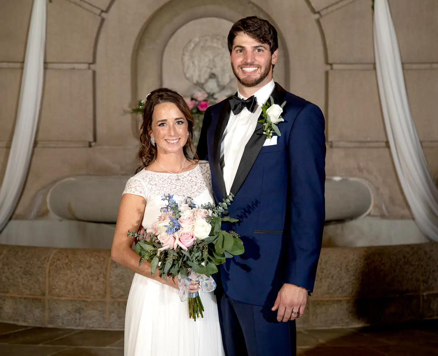 Katie, dronningen af drama og pibestemmer, gifter sig med Derek, som ikke ved, at han samtidig gifter sig med hendes gamle flamme.