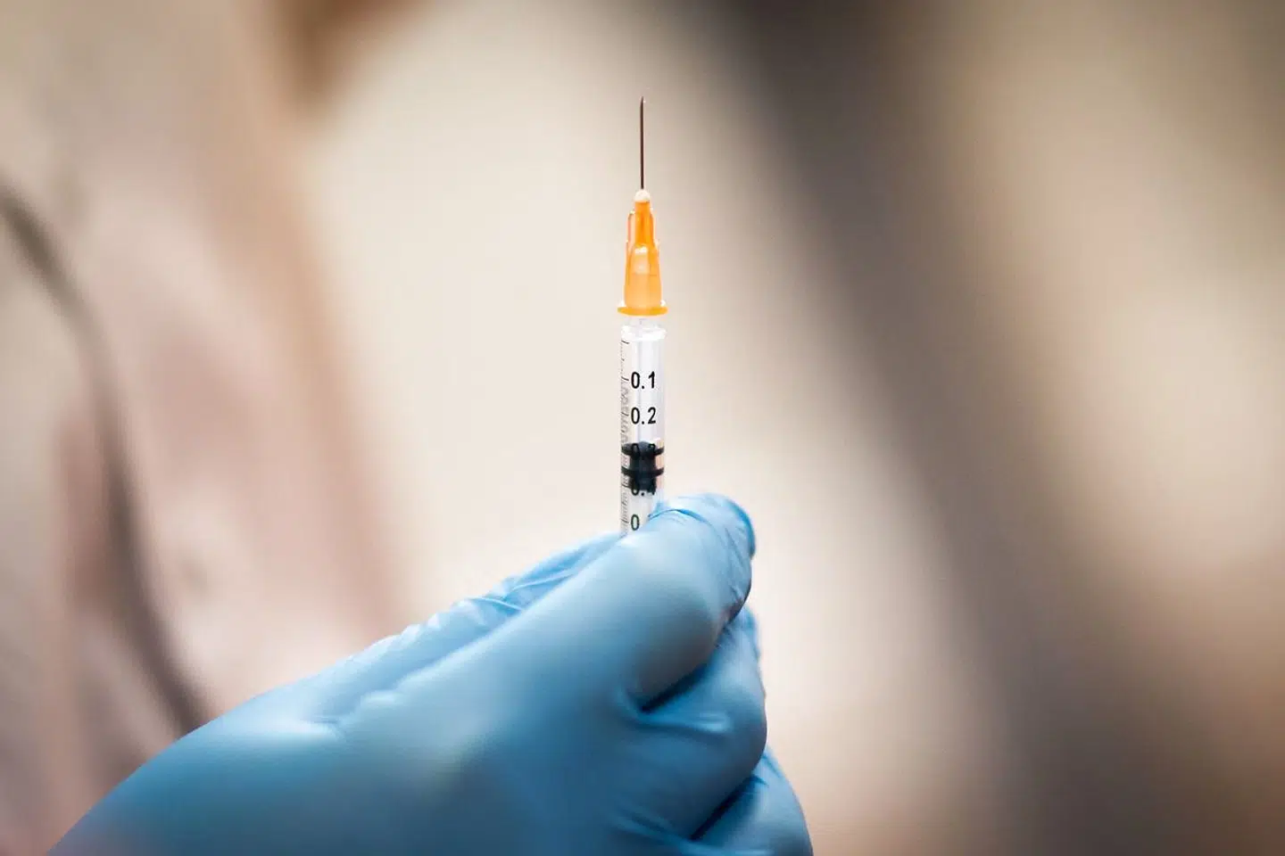 Både i Europa og USA er der en vaccineskepsis blandt en gruppe sygeplejersker, læger og andet sundhedsfagligt personale.
