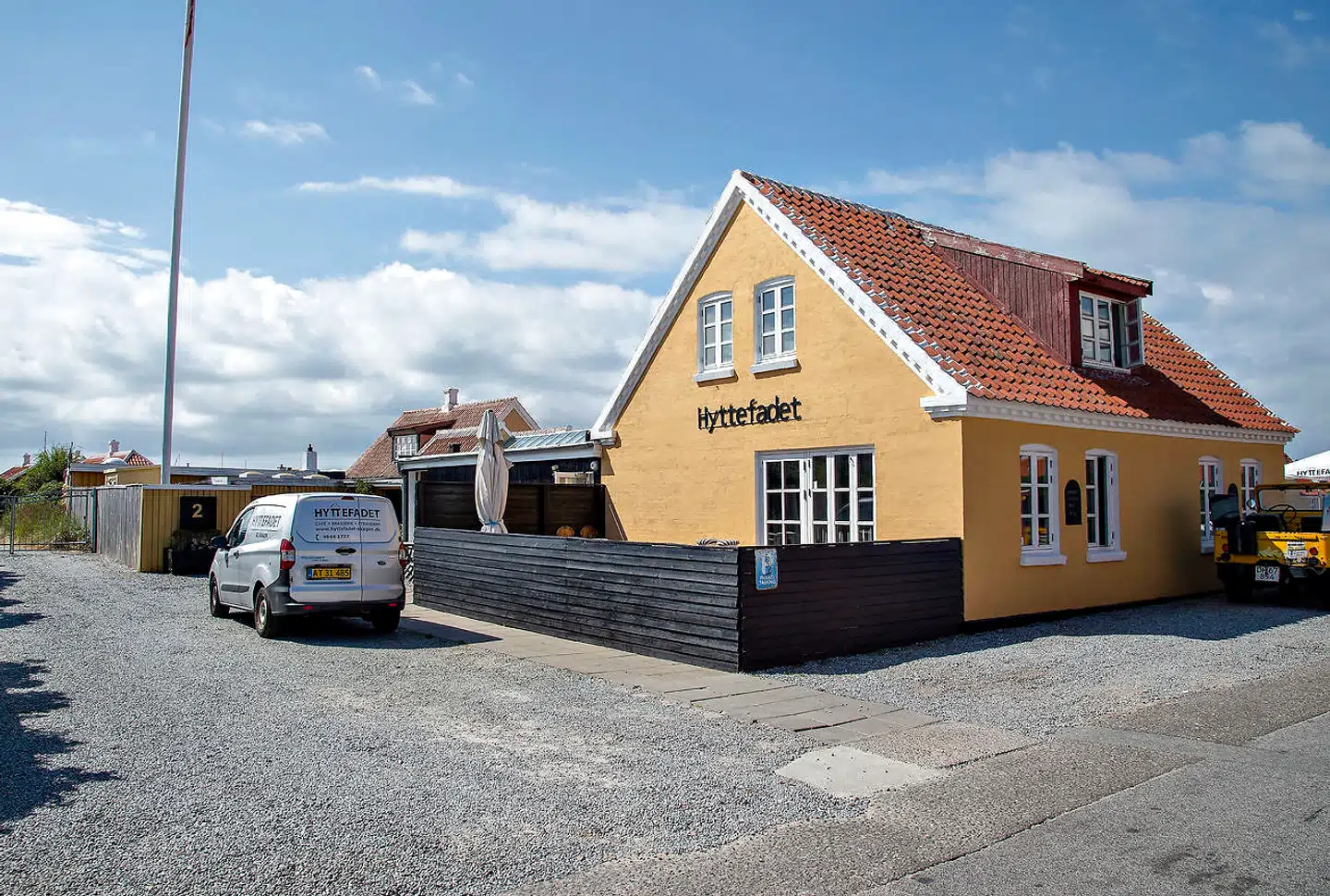 Mark Haugaard og Halfdan Harring har sammen med flere andre i Aarhus-vennegruppen af webshopejere i flere år været faste gæster til den årlige rosébrunch på Hyttefadet i Gammel Skagen i uge 29. På en video fra 2019 oversprøjter de to forretningspartnere flere af vennerne med regulære champagnekanoner til beskeden om, at »SUen burde sættes ned«.