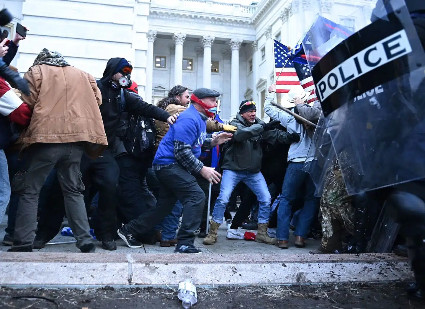 Demonstranter foran US Capitol.