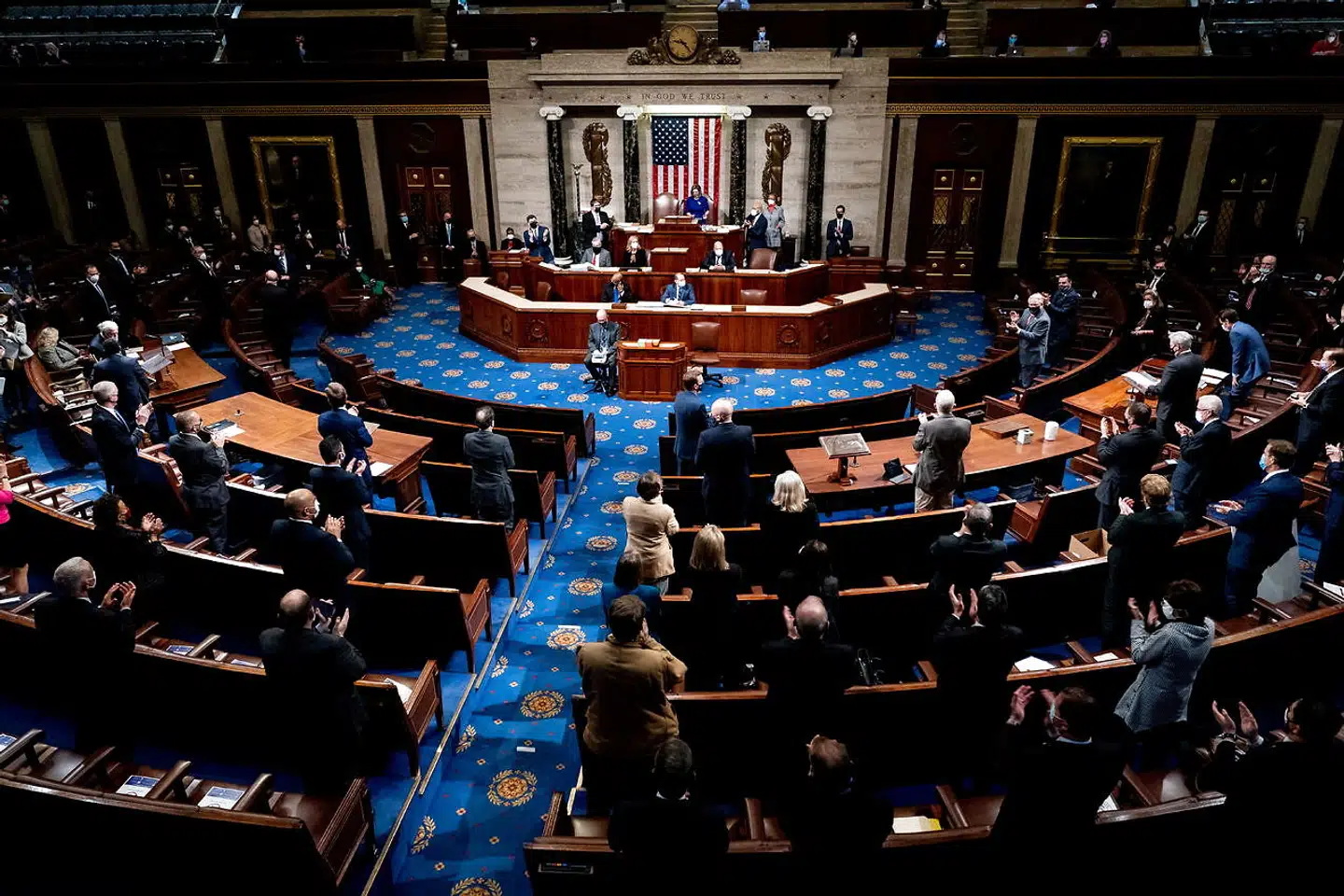 Efter dagens utrolige hændelser fortsætter medlemmerne af Repræsentanternes Hus med godkendelsen af valget af Joe Biden som den næste amerikanske præsident.