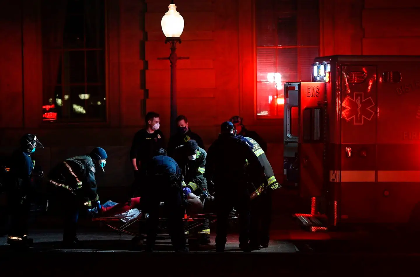 Ambulancereddere foretager livreddende førstehjælp på en person efter de voldsomme uroligheder.