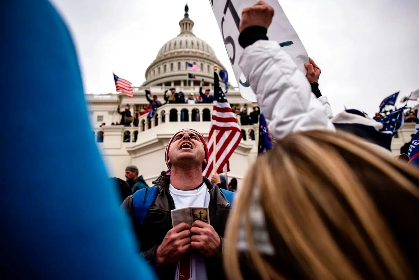 Demonstranter foran kongresbygningen.