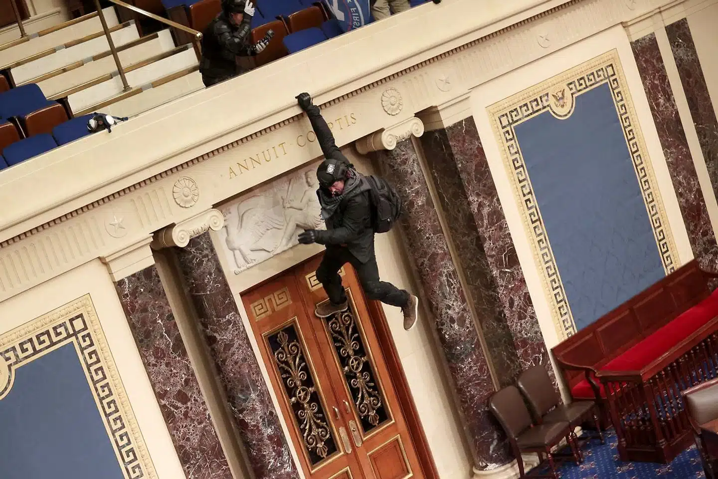 En demonstrant hænger fra en balkon i Senatet, en af kamrene i kongresbygningen, US Capitol.