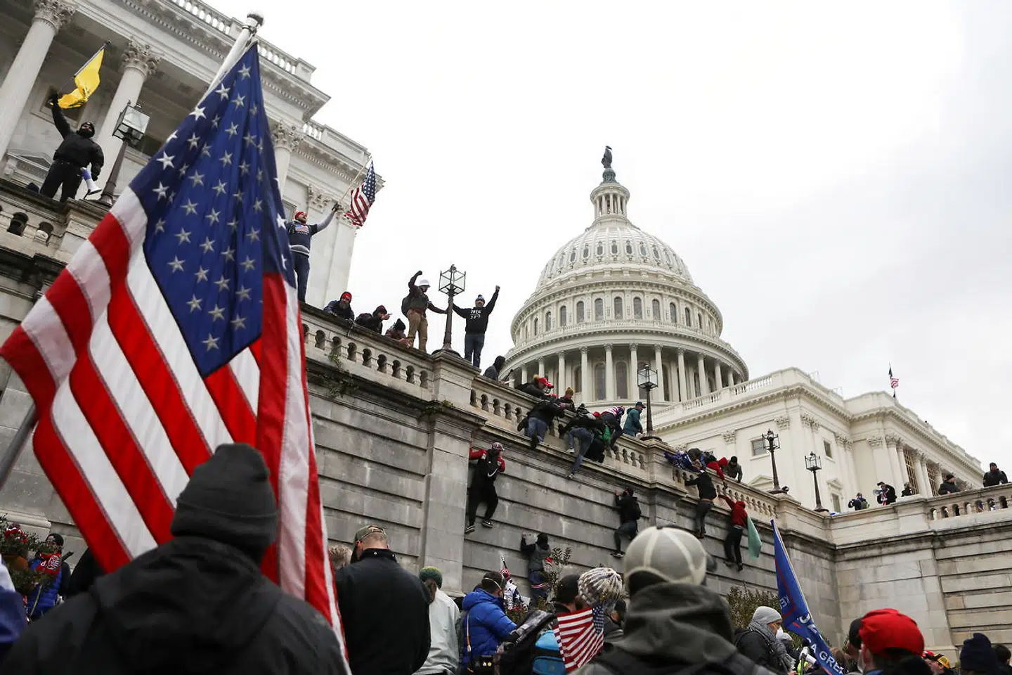 Vilde scener udspillede sig, da demonstranter indtog selve kongresbygningen i Washington. En handling, som mange kalder det største angreb mod det amerikanske demokrati nogensinde.