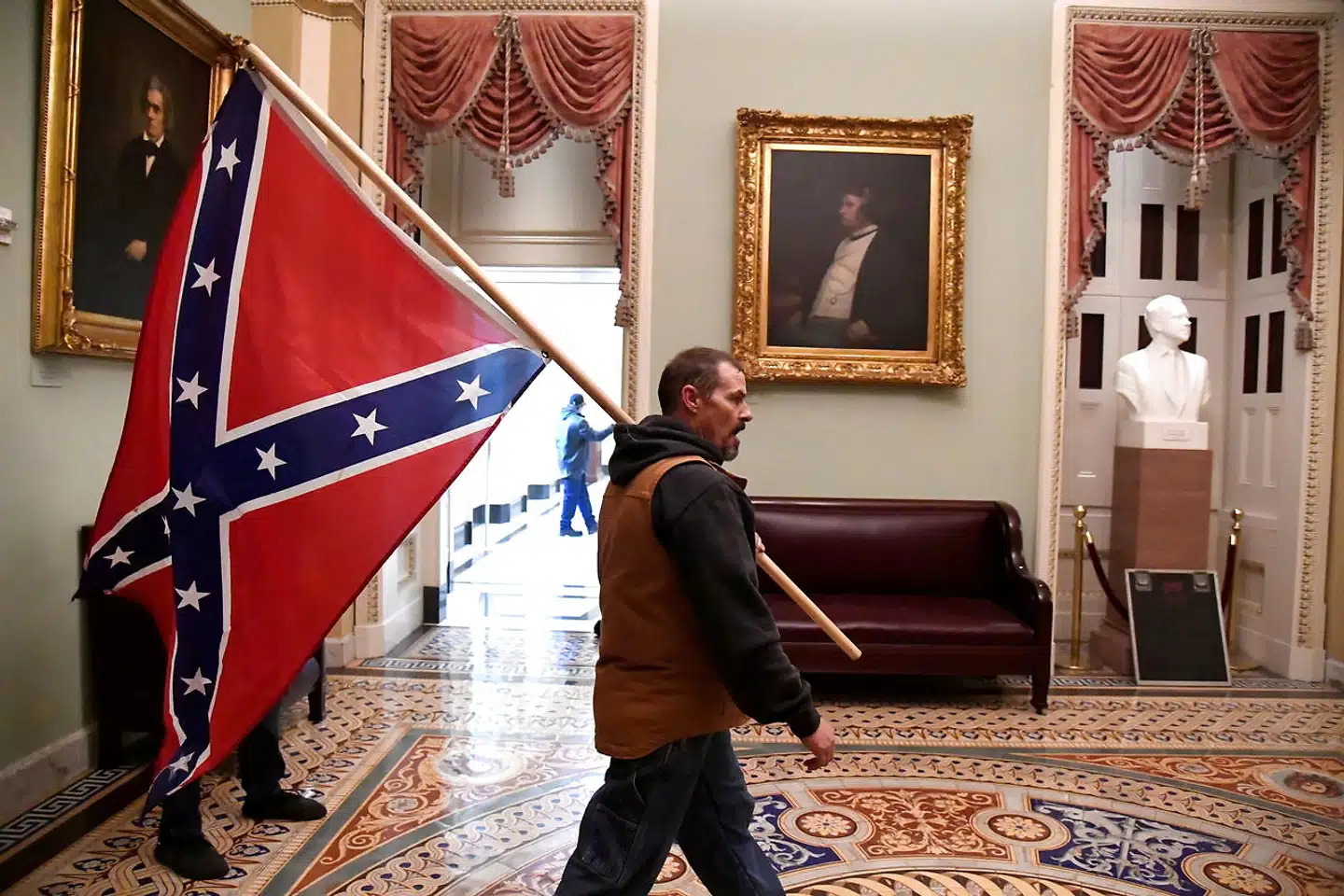 En af Donald Trumps loyale støtter bærer Konføderationens flag, det såkaldte sydstatsflag.