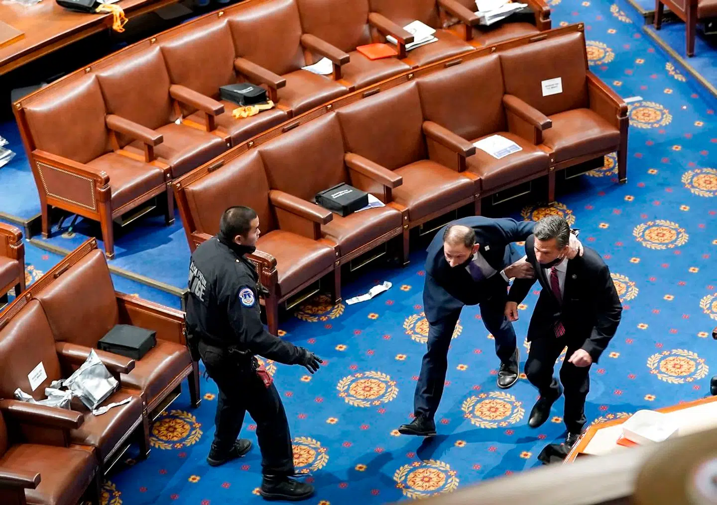 Adskillige kongresmedlemmer måtte evakueres i al hast, efterhånden som demonstranter trængte ind i bygningen.