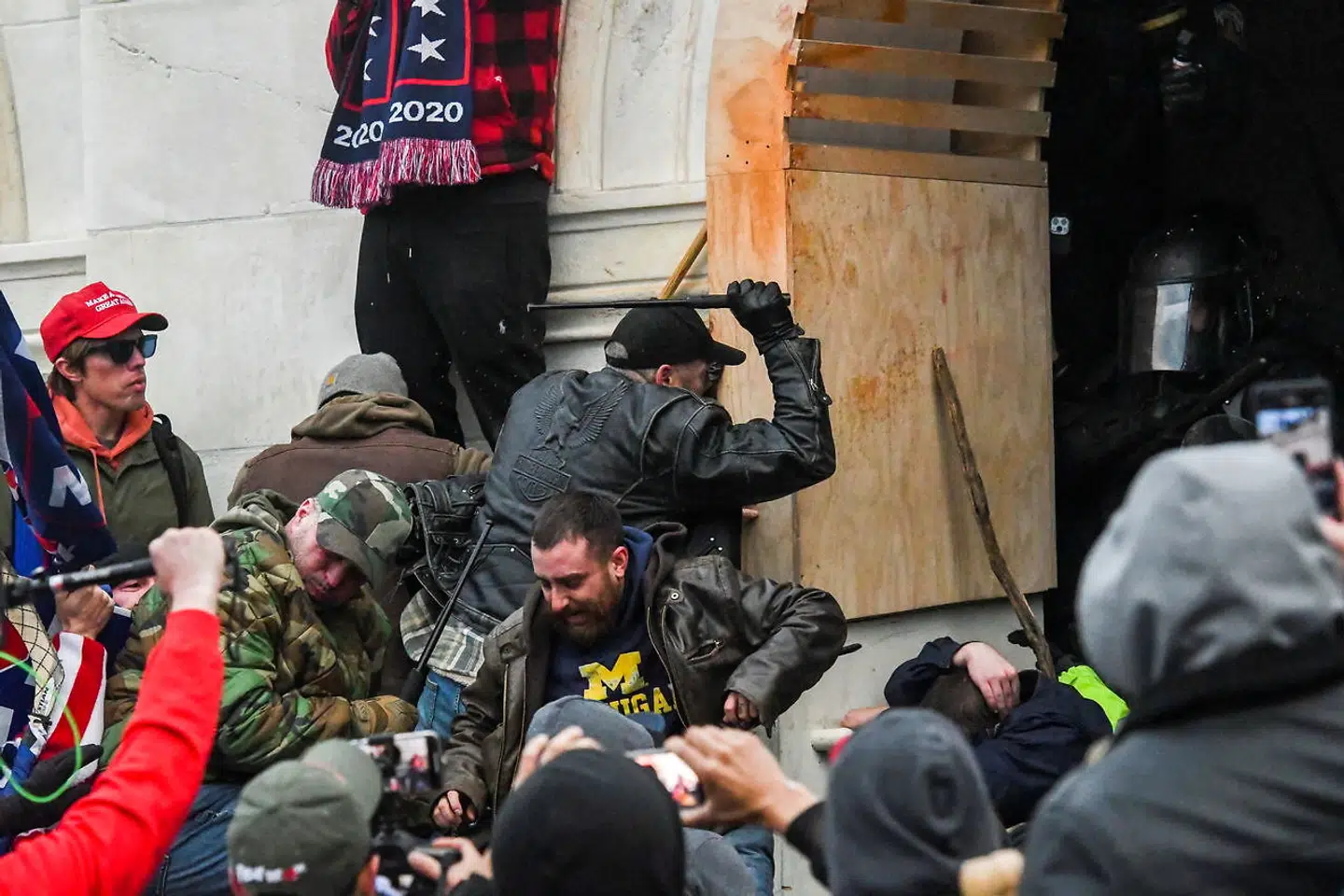 Trump-tilhængere havde held med at trænge ind Kongressen, uden at det tilstedeværende politi kunne gøre noget.