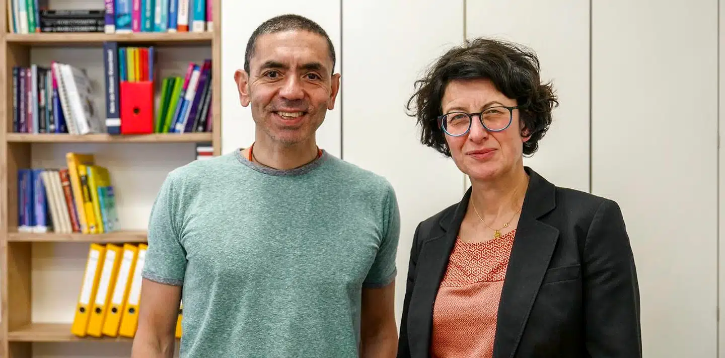 Ugur Sahin er ophavsmand til flere end 60 patenter inden for medicin og bioteknologi. Özlem Türeci er læge og har over 20 års erfaring inden for kræftforskning. Sammen har ægteparret via biotekselskabet BioNTech udviklet en vaccine mod coronavirus, der ser ud til at have usædvanlig stor effekt.