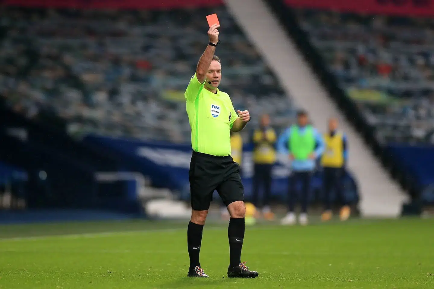 Dommerne er langt mere friske til at uddele røde og gule kort til hjemmeholdets spillere – som her under en kamp mellem West Bromwich Albion og Crystal Palace – når de undgår at få publikum på nakken.